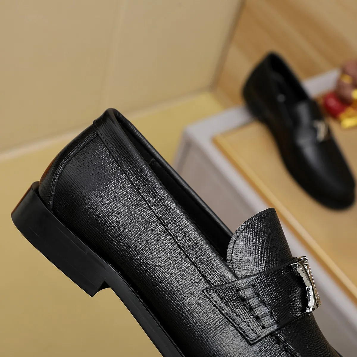 Men's shoes 460 💰 Louis Vuitton LV ® 🆕 model 🔛 full shoe counter, first layer cowhide, 🐂leather lining casual shoes for men, super soft outsole, a must-have for driving. Synchronized with the counter, original first layer cowhide, completely 1:1 mold customization 🌹 top version, color optional! Number: 38-44 (45.46 customized)